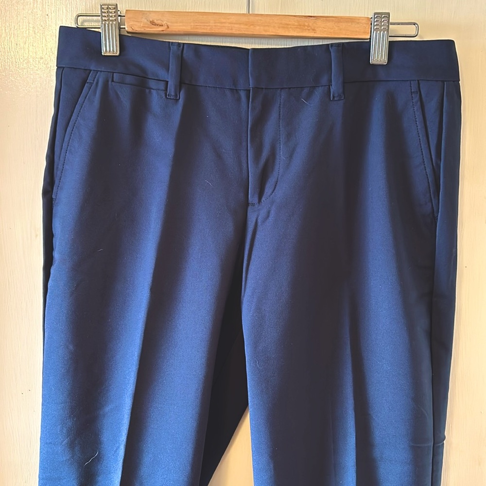 EUC Gap khaki slim crop pants. Size 6 navy blue